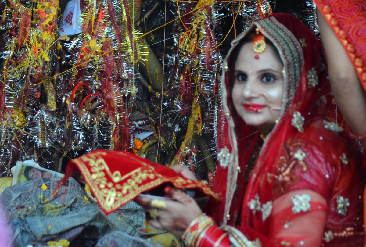 Women did Vat prayer for the long life of their husband.