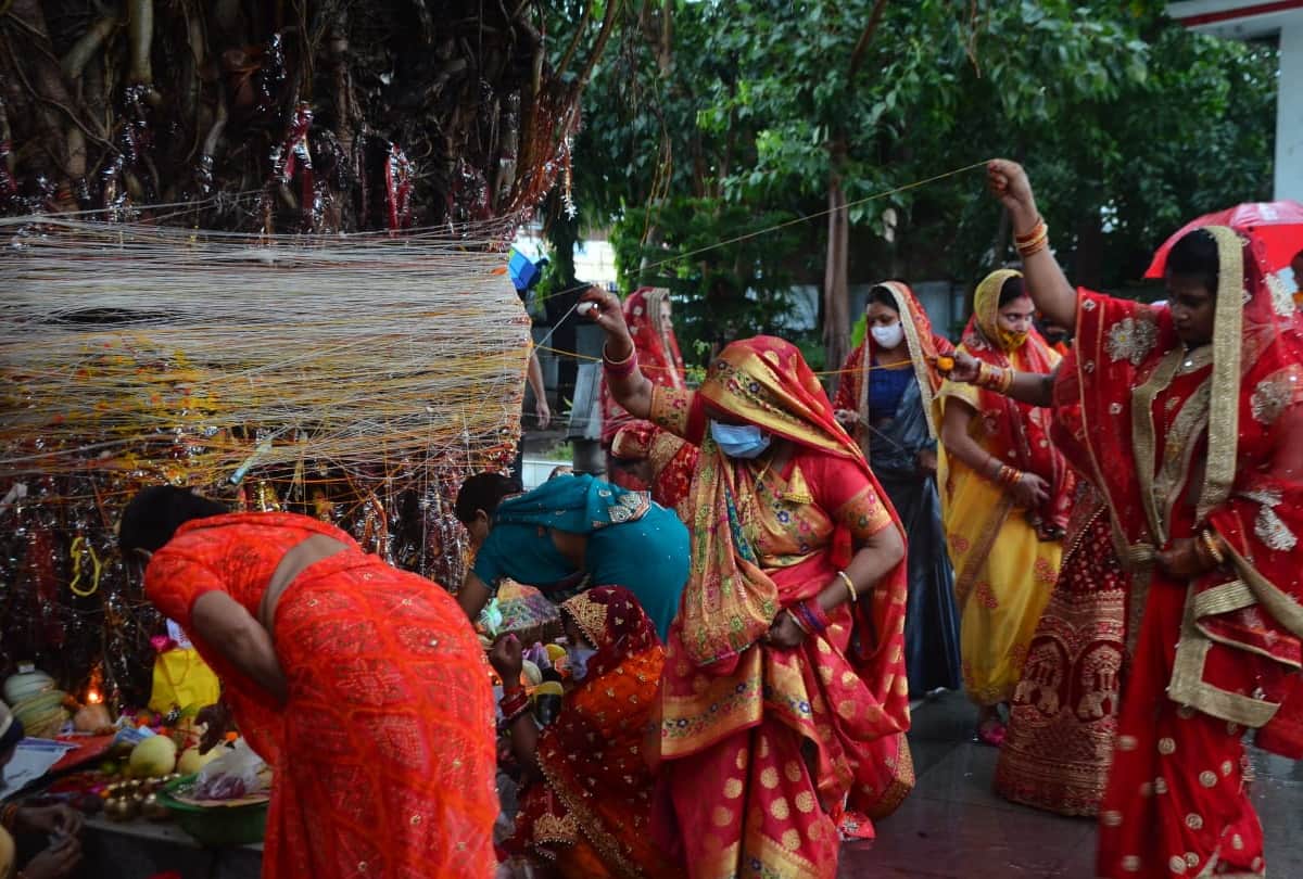 Vat Savitri Vrat Katha in Hindi Suhag Pitari or Bayna Significance and Vrat Rules of VAT Amavasya in Hindi