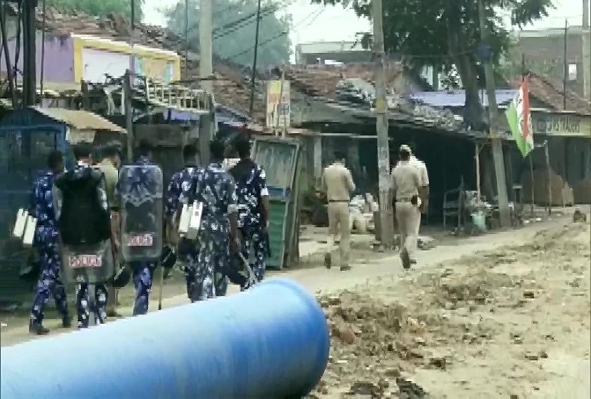 A clash broke out between two groups in Chandannagar of Hooghly Bricks stones and crude bombs were allegedly hurled