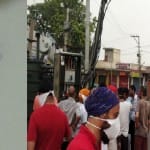बिजली कटौती से परेशान लोग