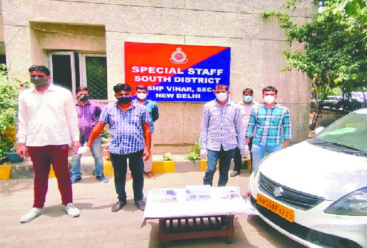 Delhi News : As the sound of rattling came from the ATM, they used to catch money in the middle, two arrested