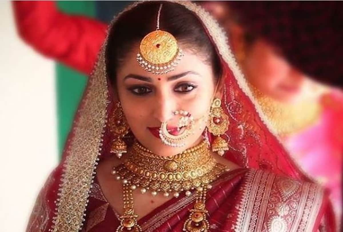 Yami gautam wore her mother saree on her wedding day and do her own makeup