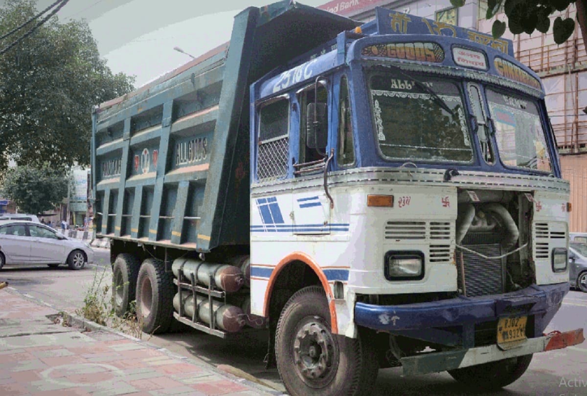 in delhi dumpers and truck drivers fiercely break traffic rules during night and morning