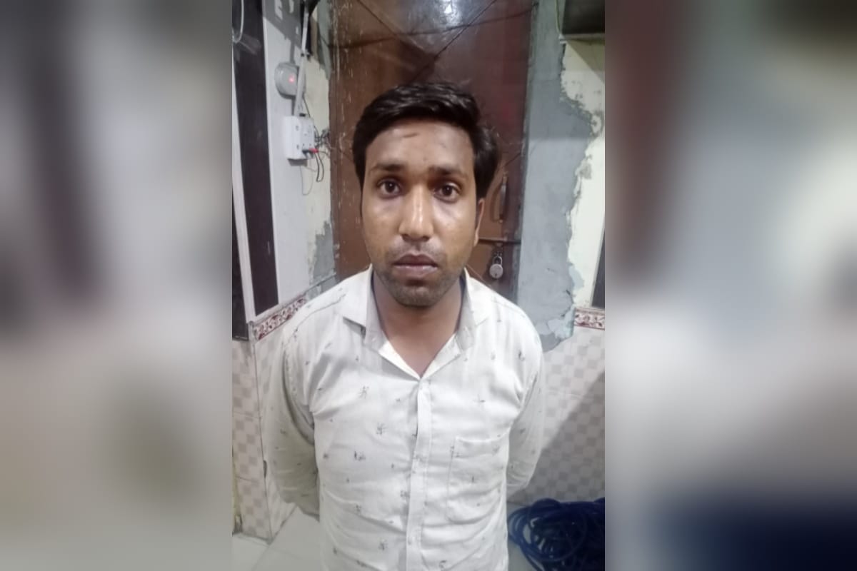 Meerut News: Aman used to issue certificate by stamping DM