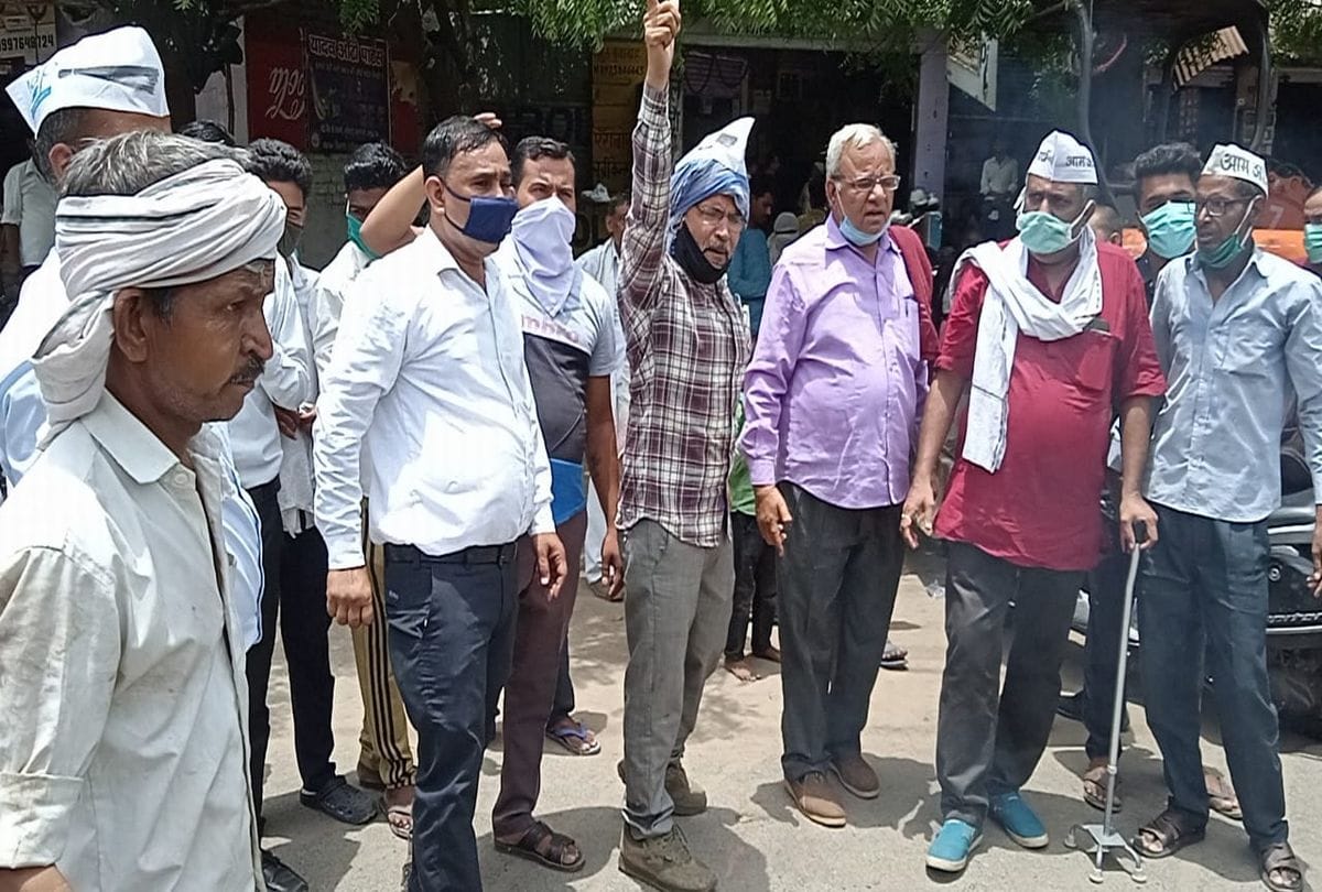 AAP Leaders Burnt Effigies Of Shri Paras Hospital Doctor Arinjay Jain