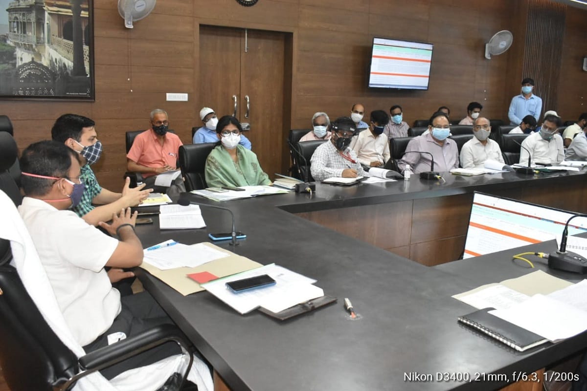 Commissioner Deepak Agrawal angry over slow of development works in Varanasi, letter to government for action against Chief Engineer