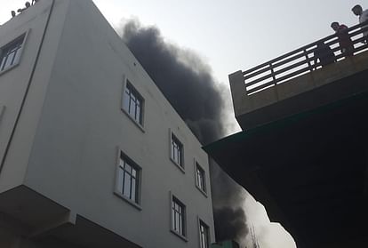 Fire breaks out in a building near Safdarjung airport 