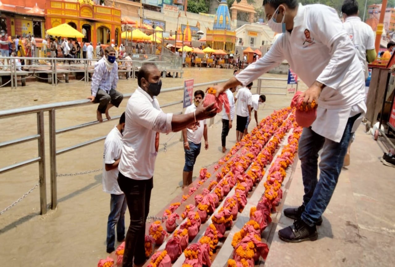 haridwar news : ashes of more than 500 corona dead brought from delhi, immersion on harki paidi