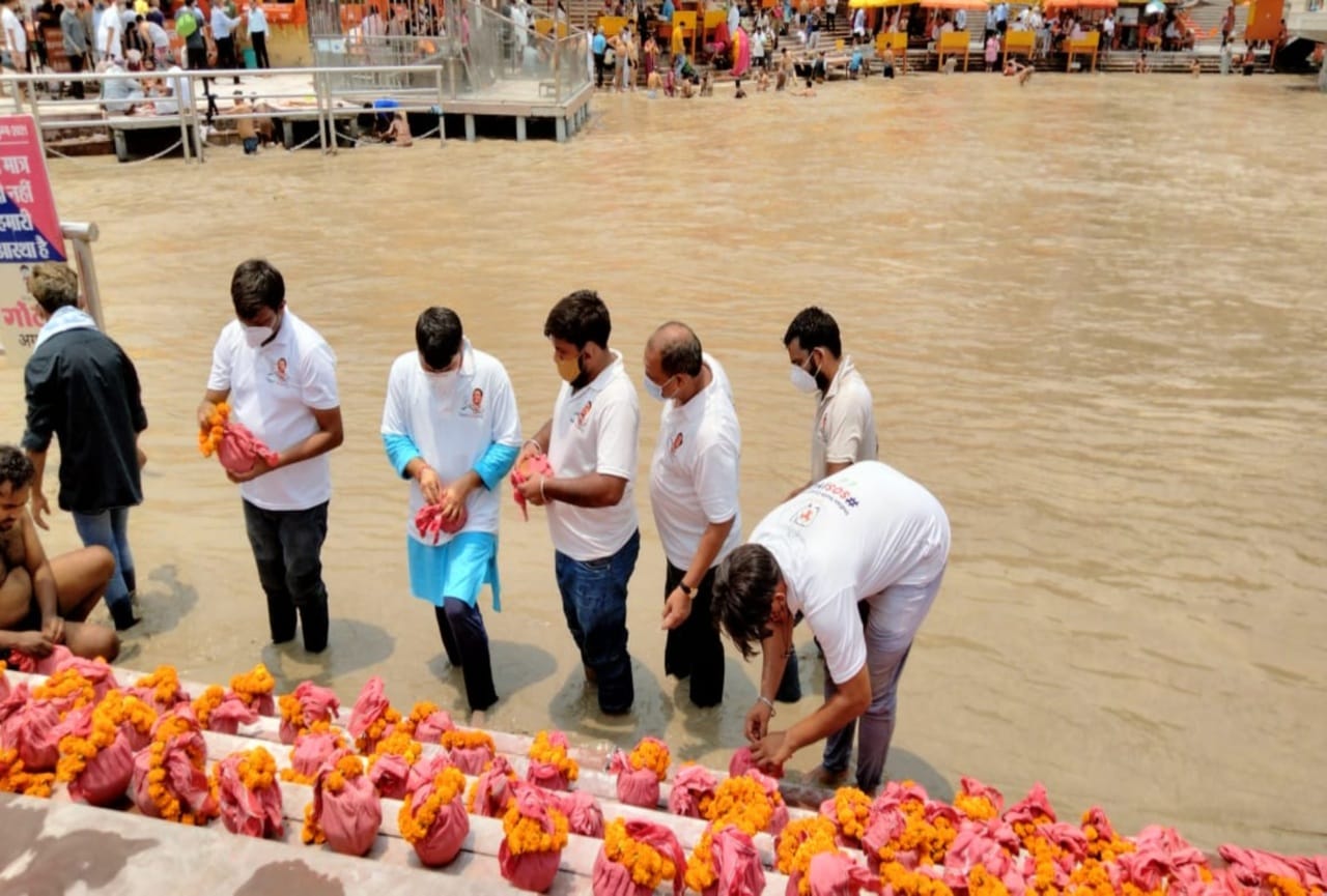 haridwar news : ashes of more than 500 corona dead brought from delhi, immersion on harki paidi