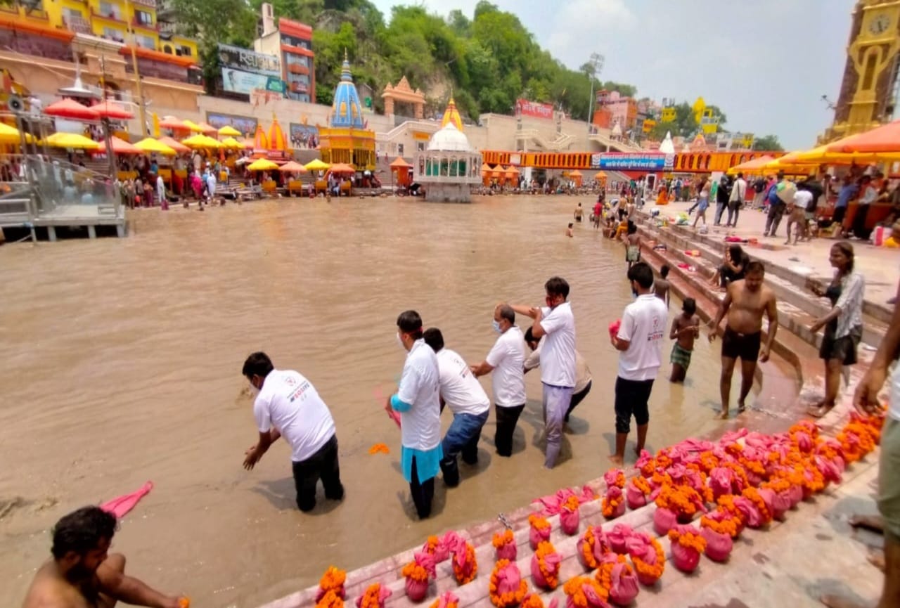 haridwar news : ashes of more than 500 corona dead brought from delhi, immersion on harki paidi