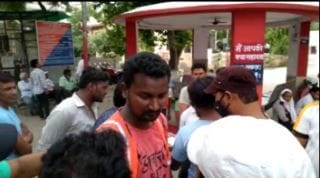 Hathras: The cleaning worker was injured by stabbing him
