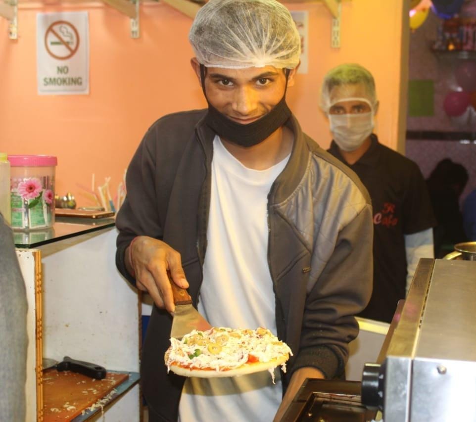 uttarakhand news : through manduwa pizza and burger this youth search employment
