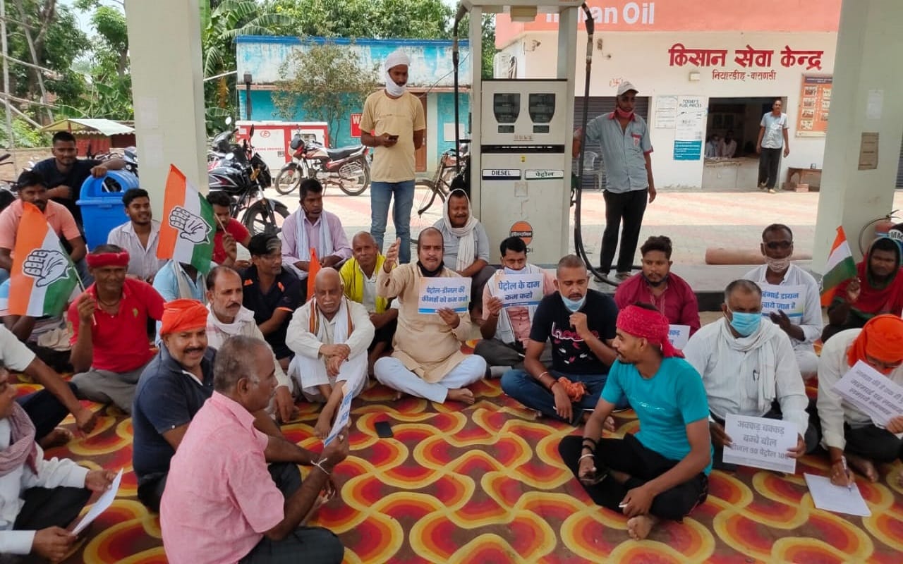 Congress leaders and workers protest against petrol  diesel price and inflation in many palces of varanasi