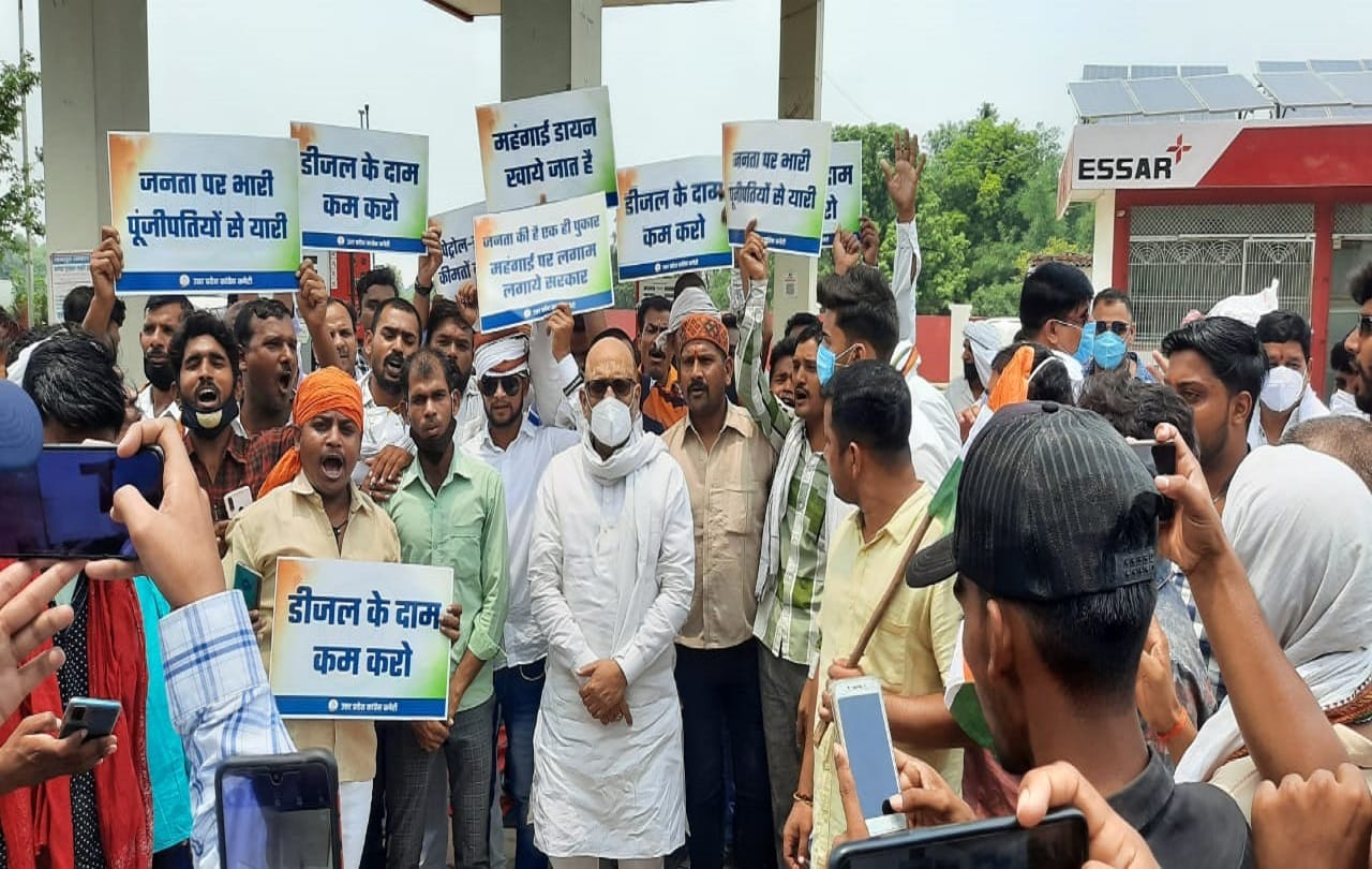 Congress leaders and workers protest against petrol  diesel price and inflation in many palces of varanasi