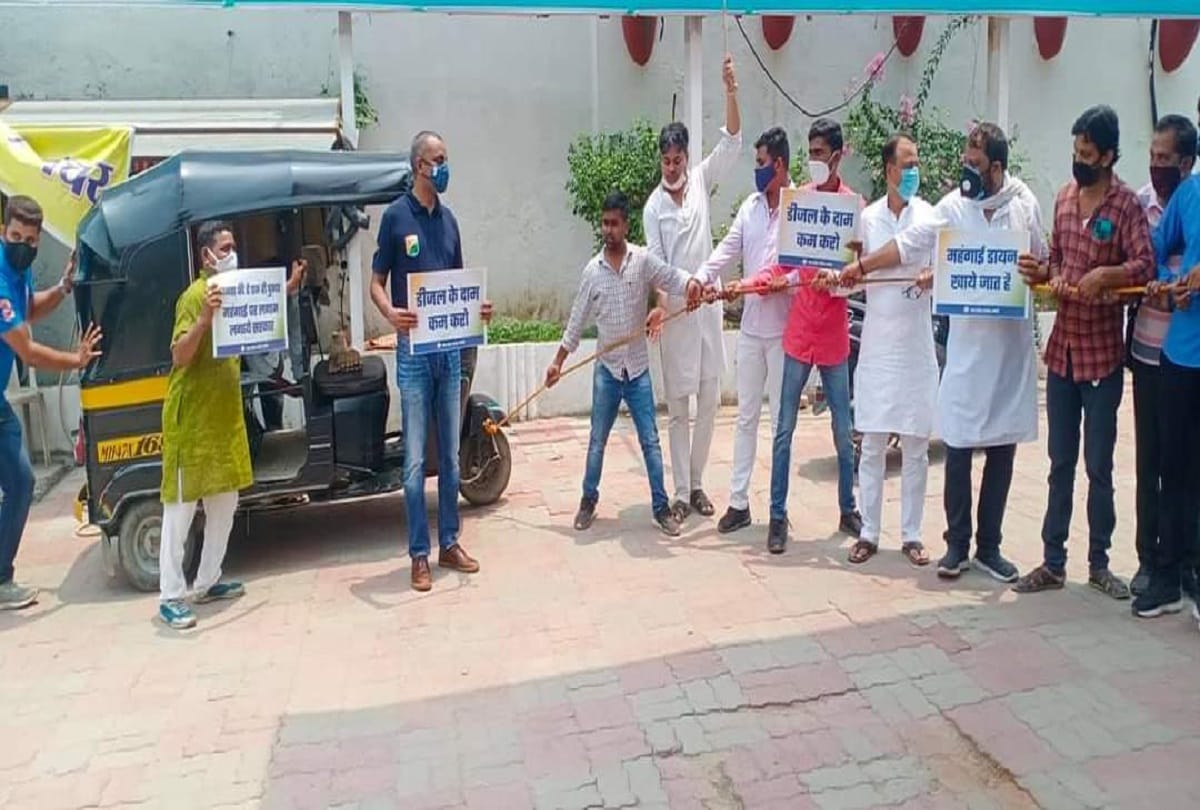 Congress leaders and workers protest against petrol  diesel price and inflation in many palces of varanasi
