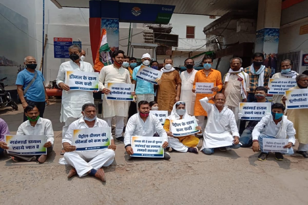 Congress leaders and workers protest against petrol  diesel price and inflation in many palces of varanasi