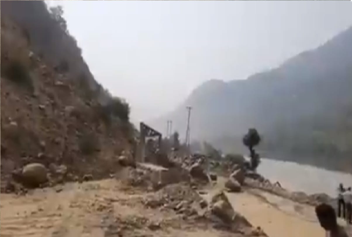 Jammu Srinagar National Highway blocked due to fresh landslide at Seri near Ramban