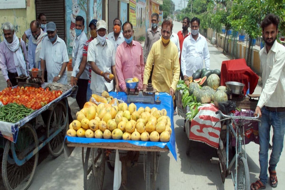 UP News: Teachers and school operators protest by selling fruits and vegetables in Saharanpur