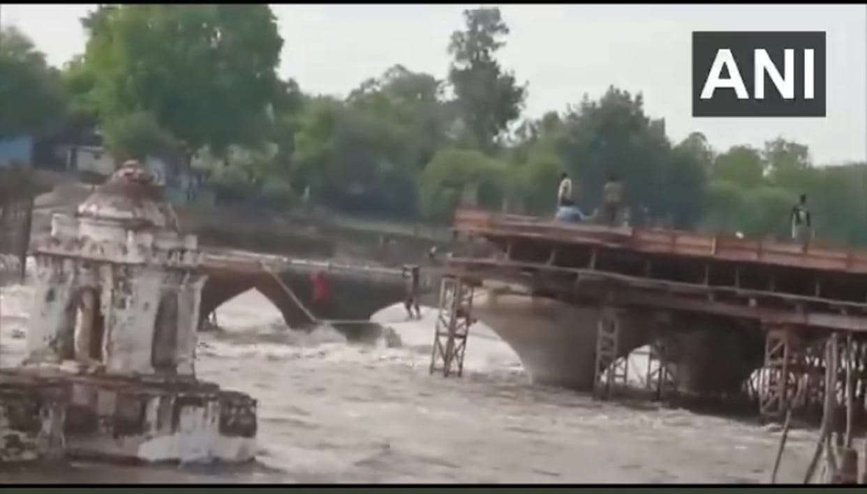 Many people with children trapped due to rising water level in the river in Sagar Madhya Pradesh