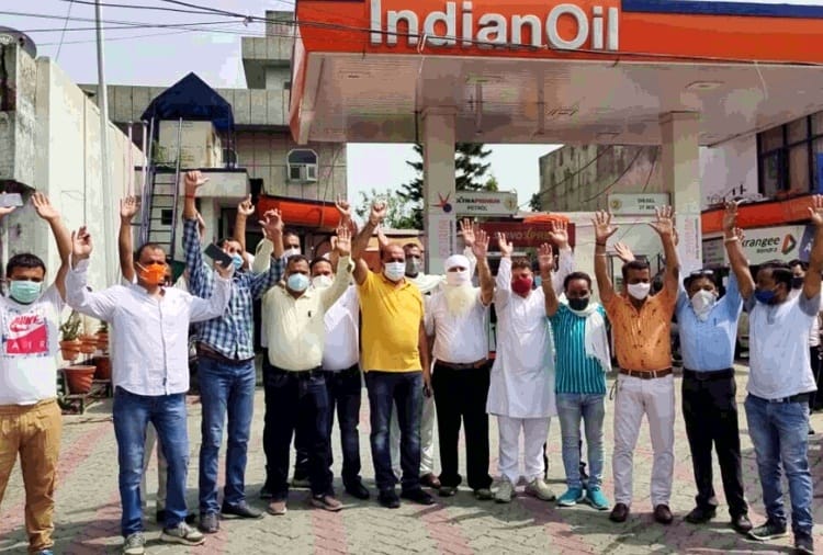 Congress protests in Punjab against rising fuel prices