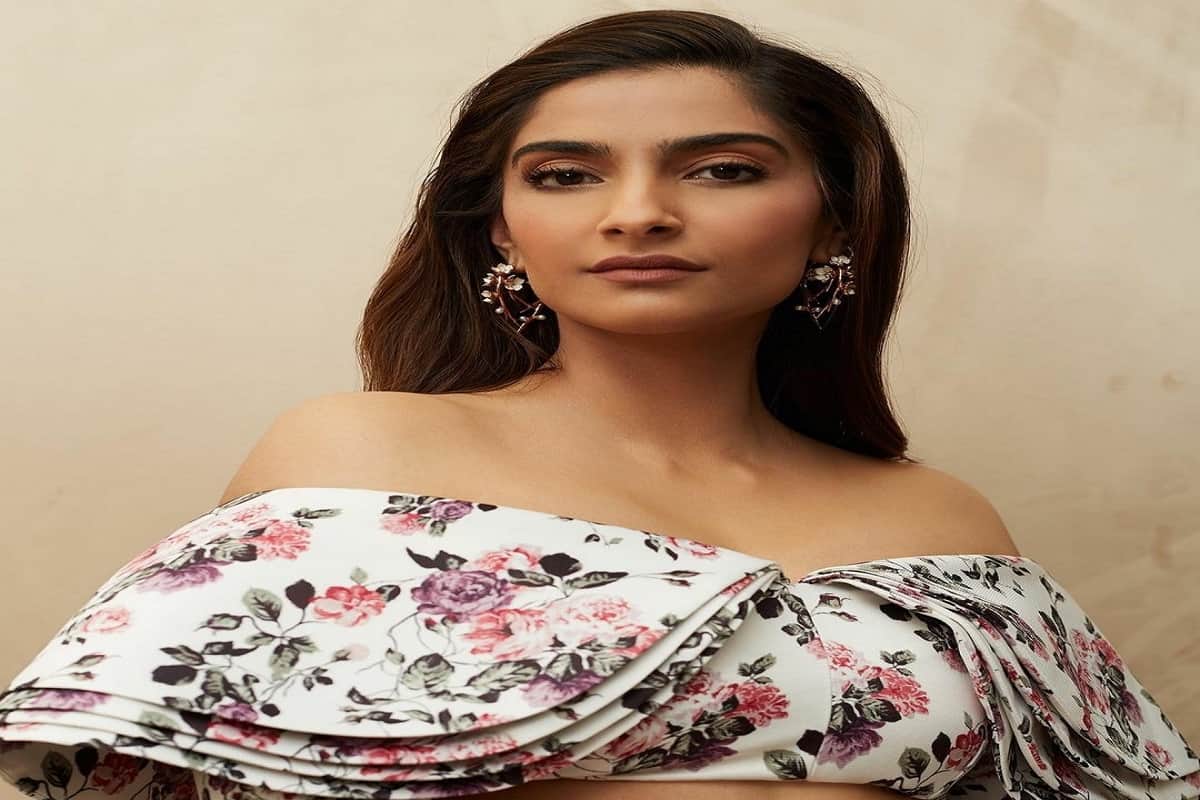 Sonam Kapoor White Kaftan Dress Printed Female Body Shape Looks Weird Check out photos