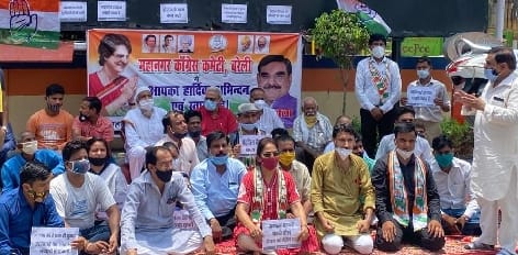 Congressmen took to the streets to protest the rising prices of petrol and diesel