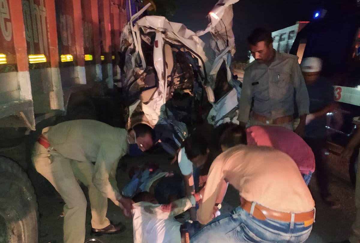Road accident in Unnao, truck cleaner died