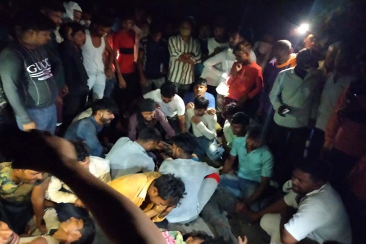 Bijnor: Two brothers died after colliding with a fallen tree on the road