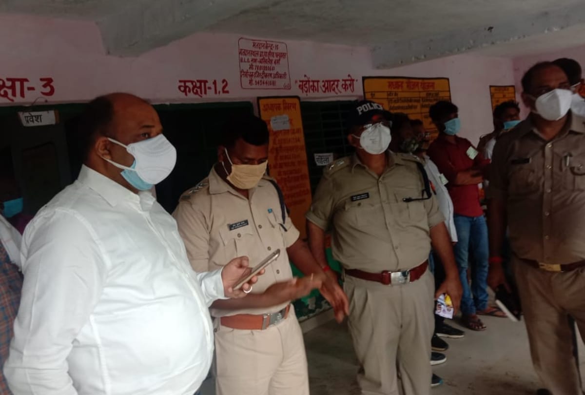 clash in sultanpur during voting in bypoll.