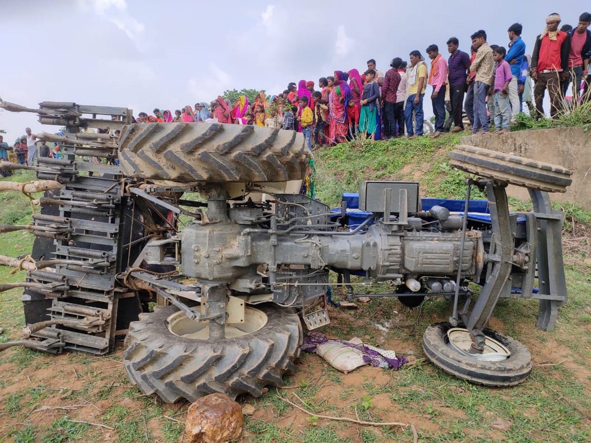 four person died in accident tractor overturned in ditch in MP near sonbhadra