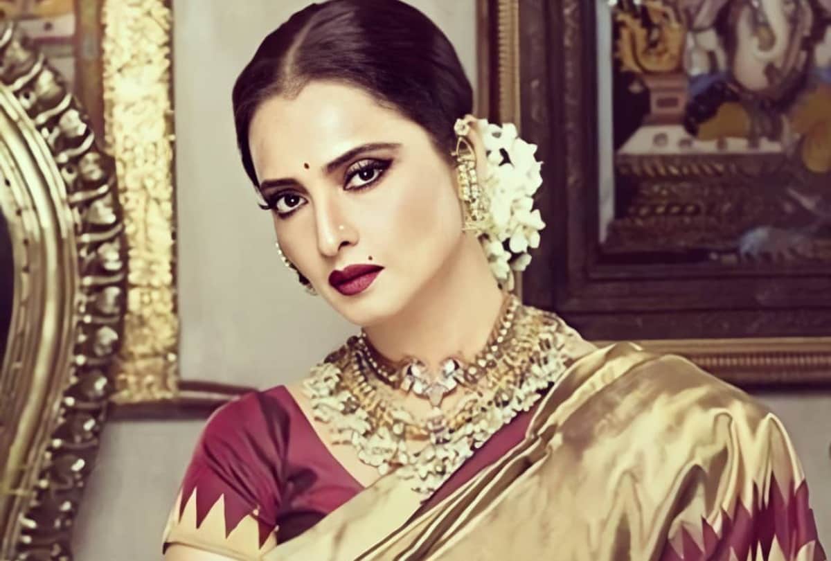 Rekha made a sensational entry in rishi kapoor and neetu singh wedding wearing mangalsutra and sindoor making every one believe she was amitabh bachchans wife