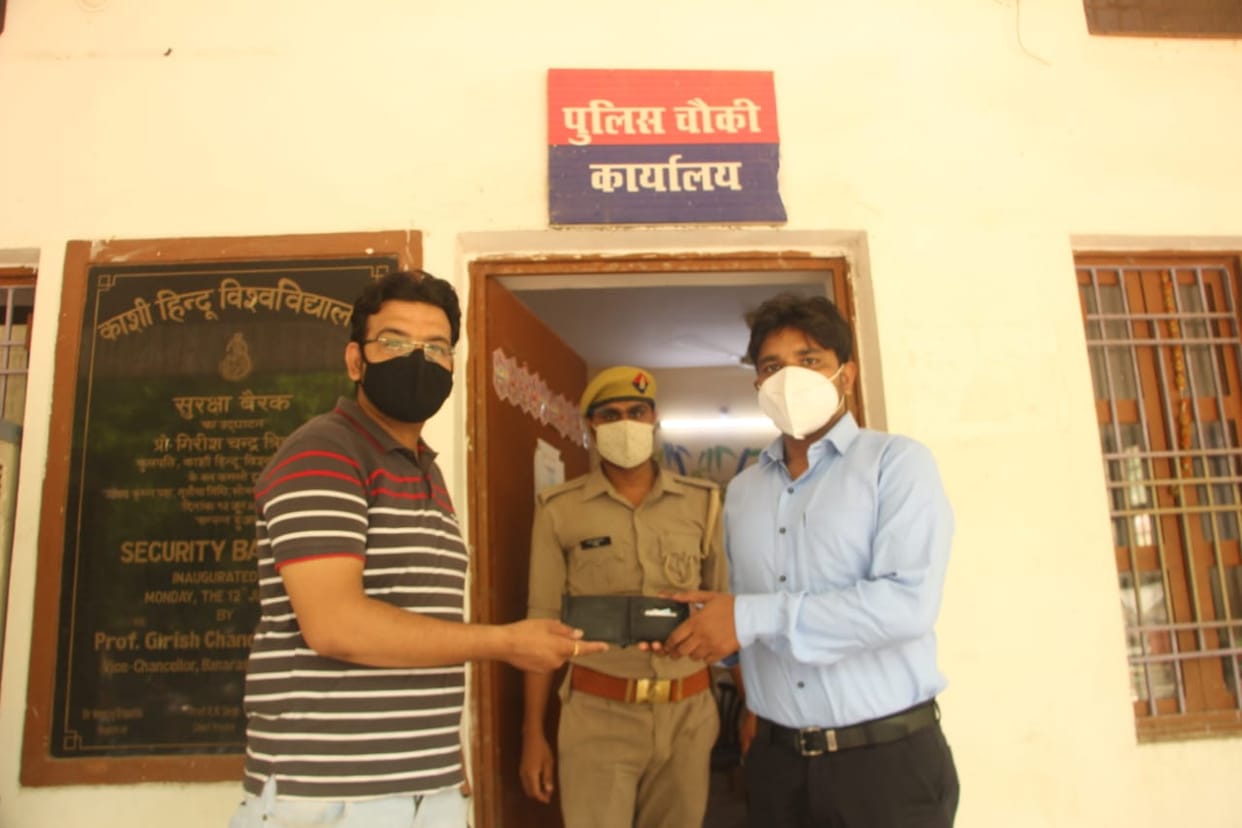 BHU student set an example of honesty returned purse with full of money in varanasi