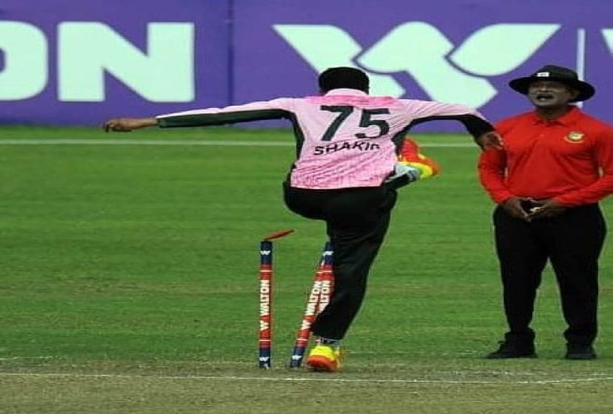 Shakib Al Hasan Lashes Out At Umpire Uproots the Stumps in Dhaka Premeir League Match