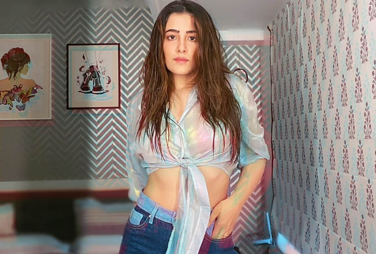 nupur sanon wear denim off shoulder top in her latest video