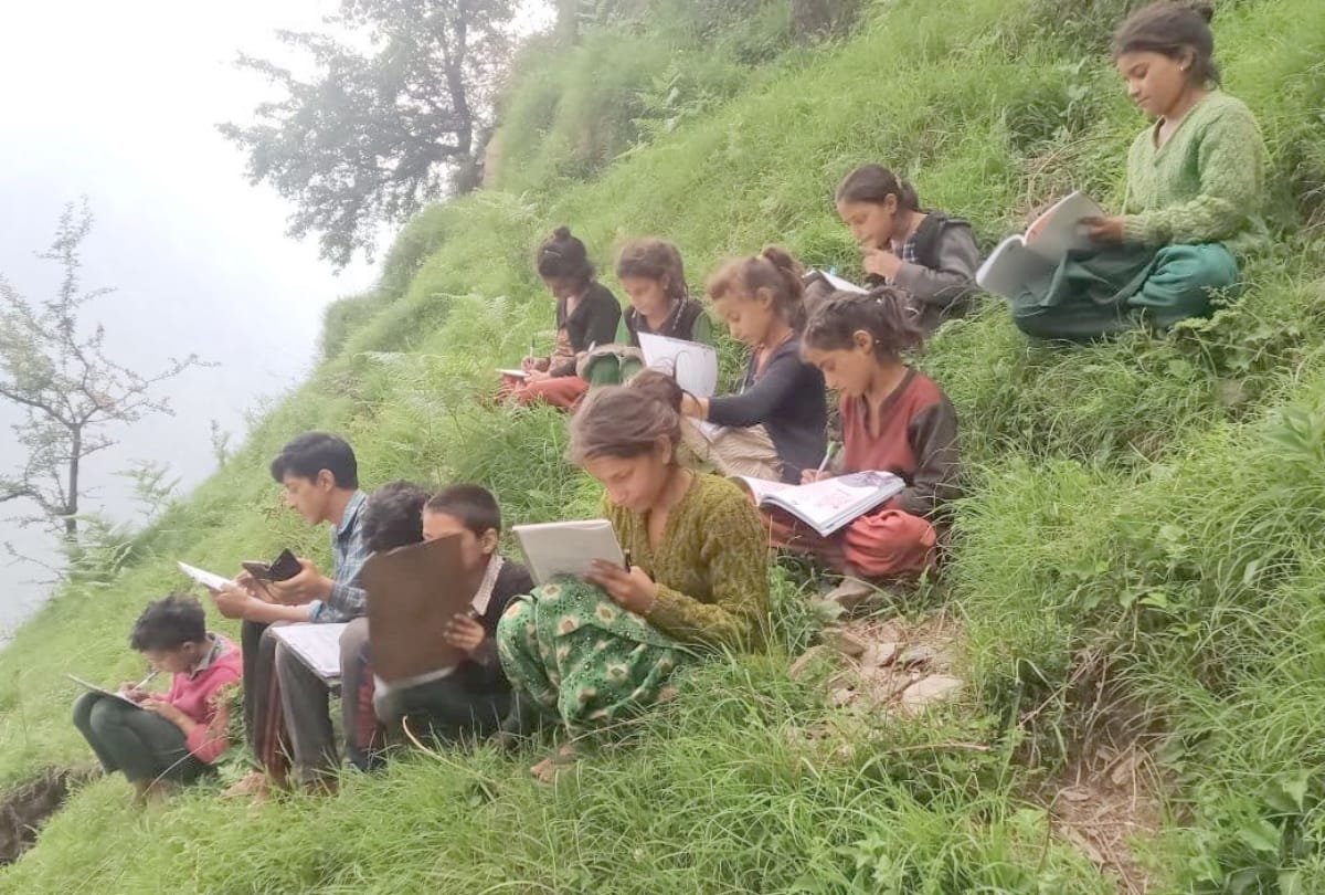 Himachal News: students appear in online exam on hill by walking for hour in Chamba