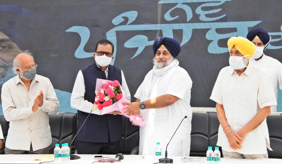 बसपा नेता सतीश चंद्र मिश्रा के साथ शिरोमणि अकाली दल के नेता सुखबीर सिंह बादल