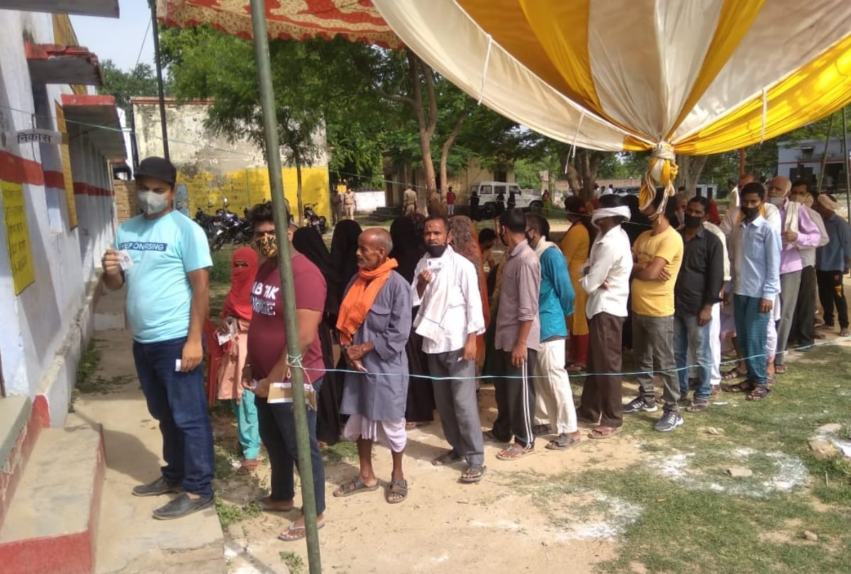 Voting continue for panchayat bypoll in districts in Awadh.