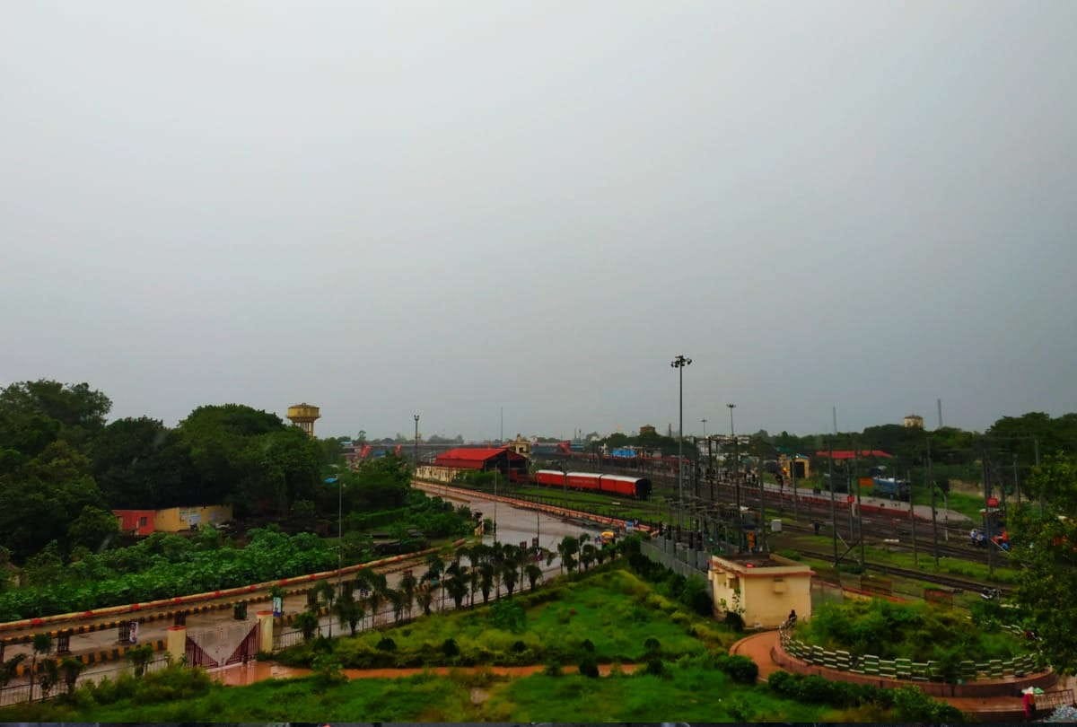 Gorakhpur weather change dark clouds in sky light rain in Gorakhpur