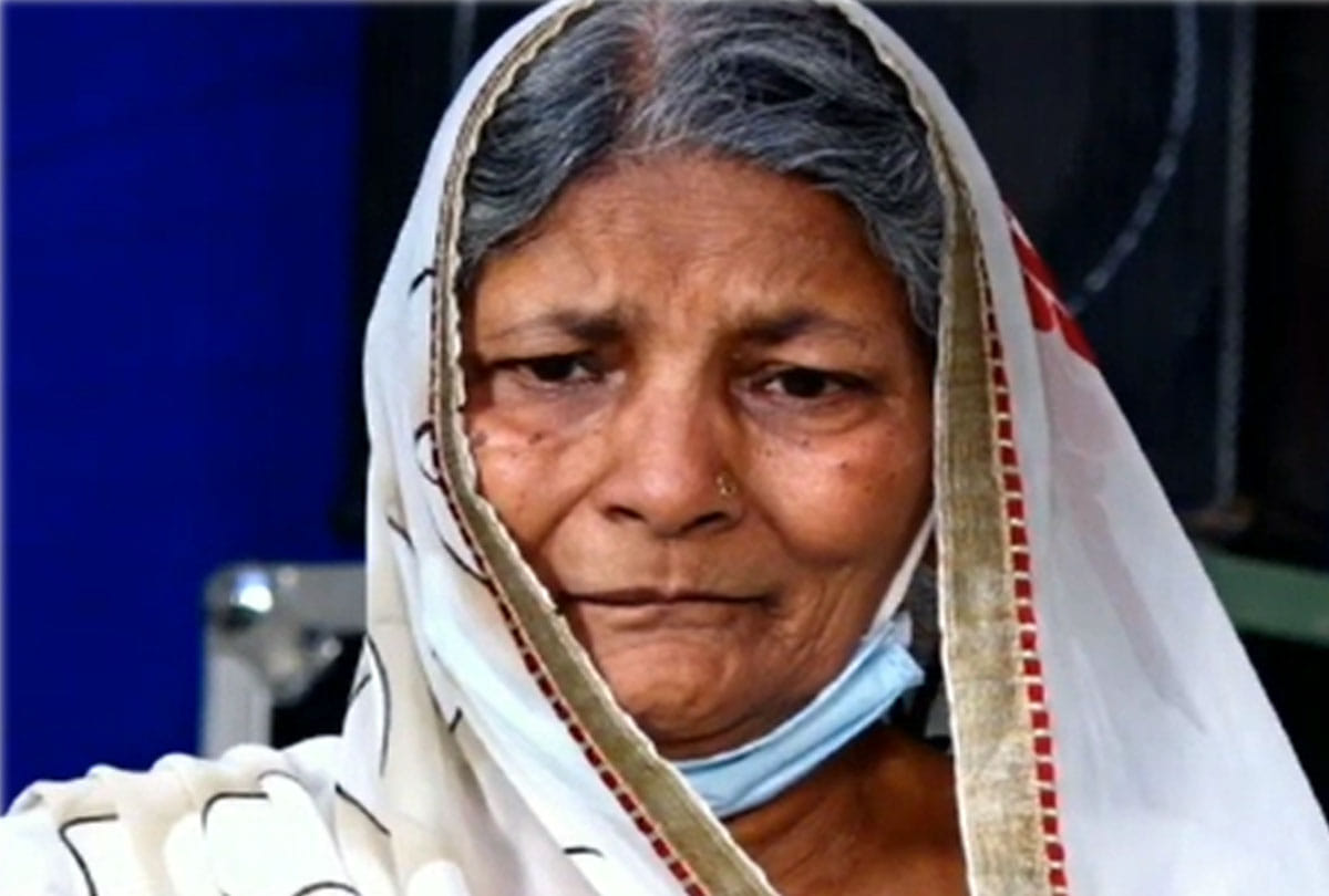 old mother took refuge in the ashram