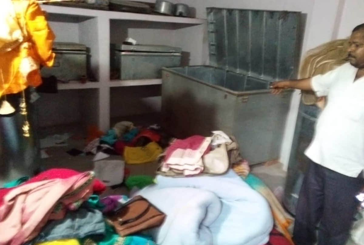 घटना के बाद चोरी गए माल की जानकारी देता गृह स्वामी