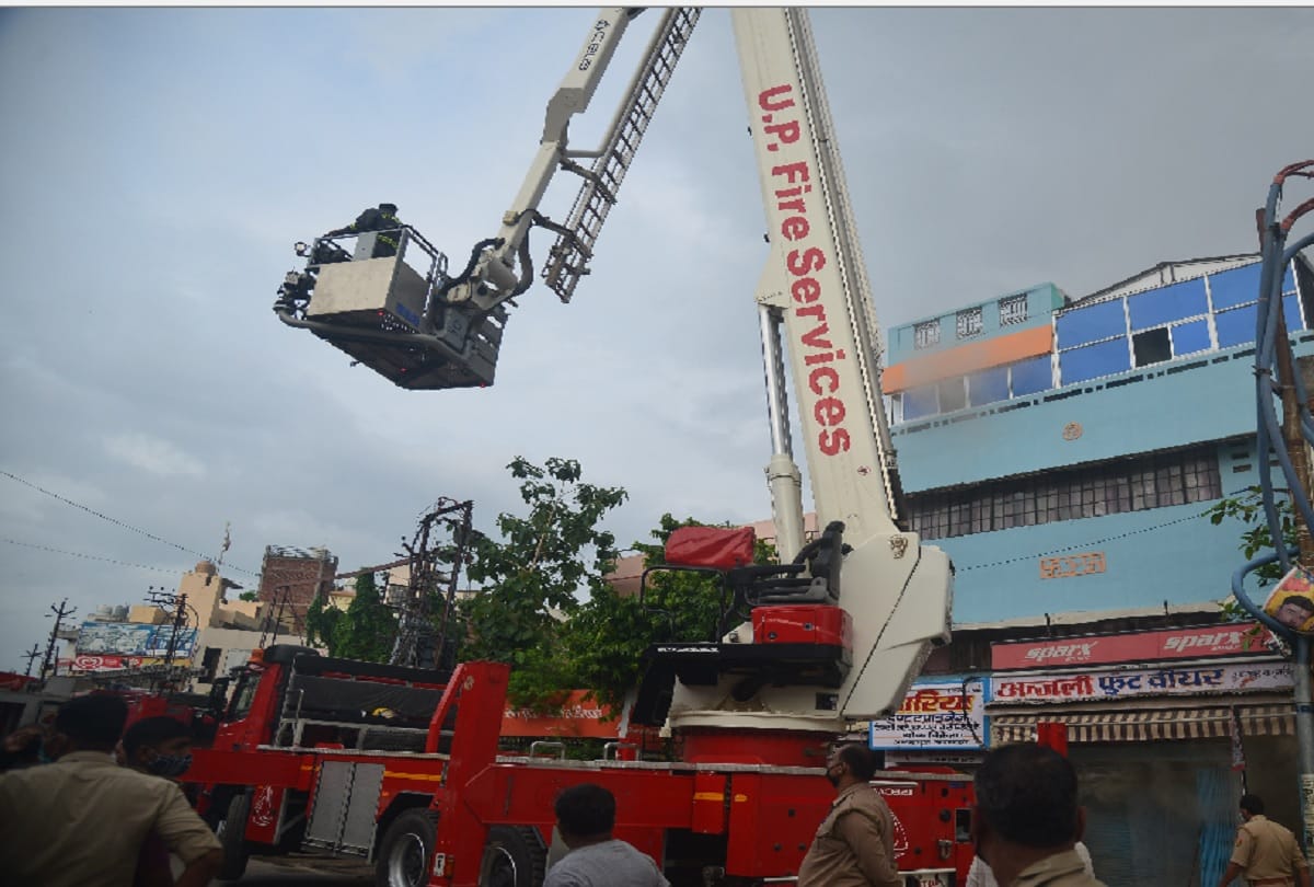 Massive Fire Breaks Out In footwear godown in varanasi fire brigade Saves many Lives see photos