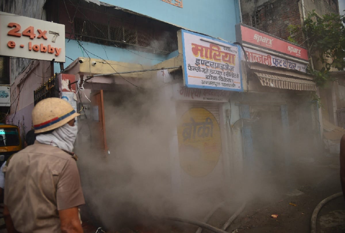 Massive Fire Breaks Out In footwear godown in varanasi fire brigade Saves many Lives see photos
