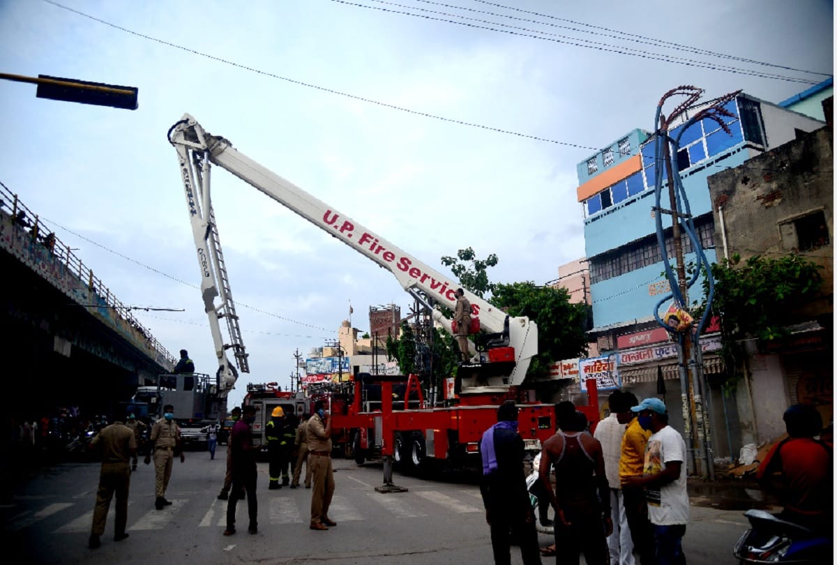 Massive Fire Breaks Out In footwear godown in varanasi fire brigade Saves many Lives see photos