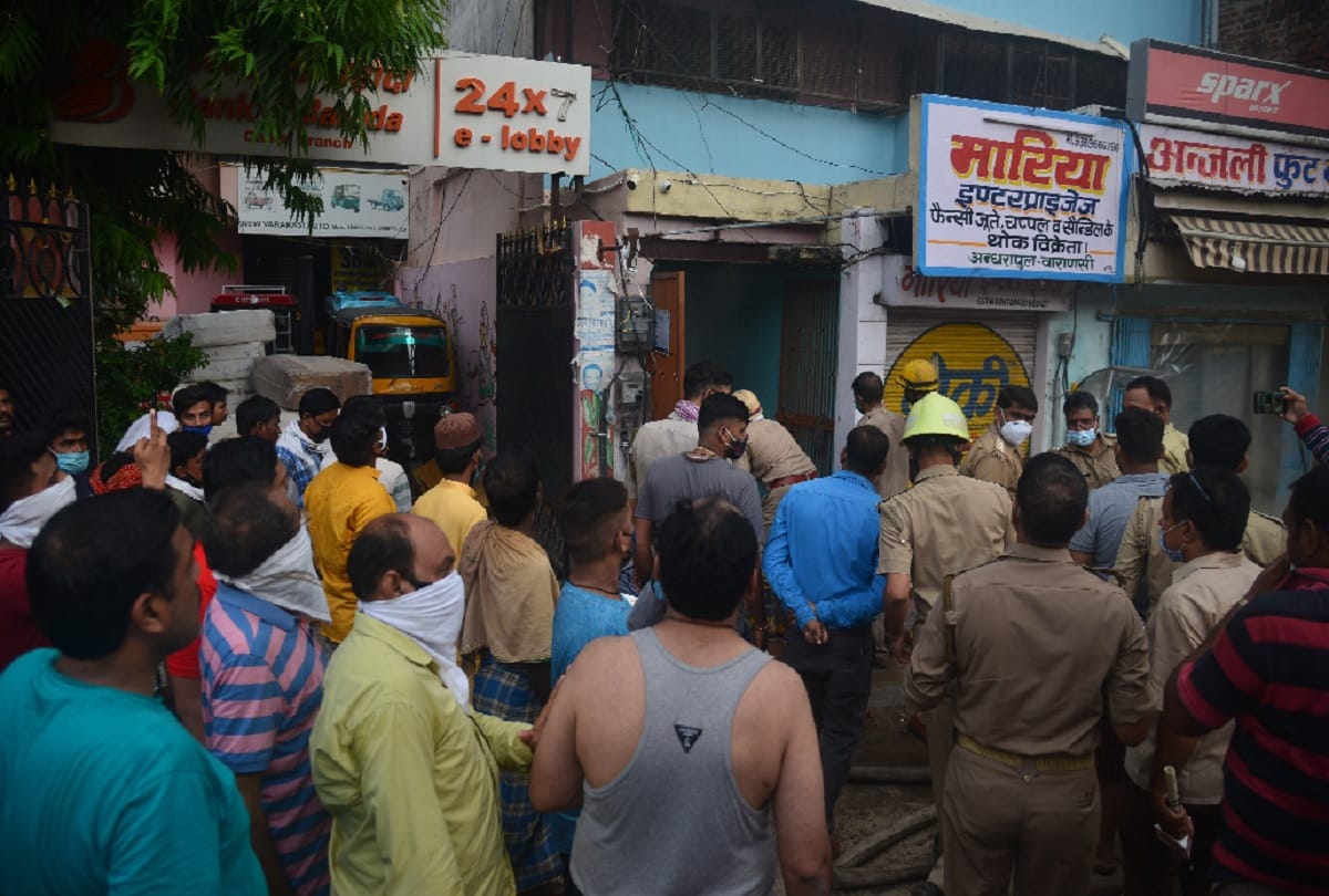 Massive Fire Breaks Out In footwear godown in varanasi fire brigade Saves many Lives see photos