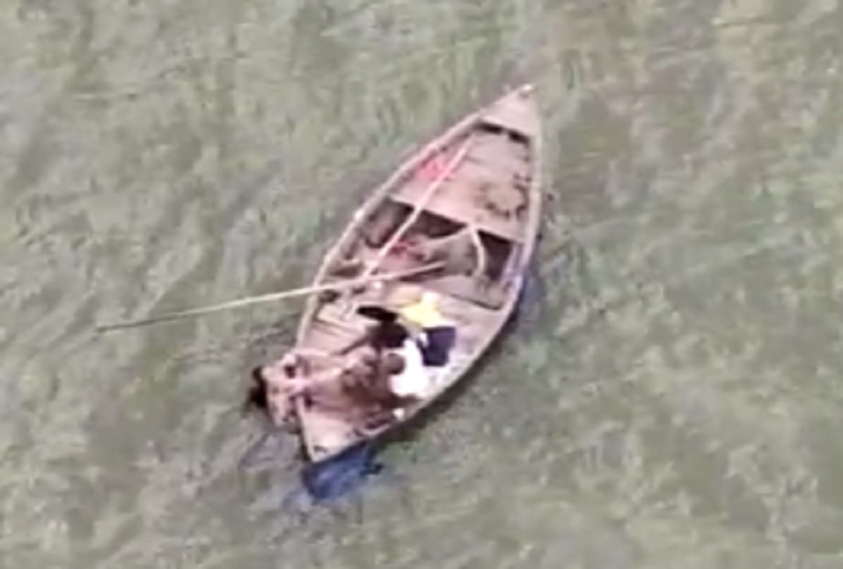 Girl  jumped into Ganga for suicide  in mirzapur after domestic dispute  young man who saved her life himself fell into deep water then know whats happen
