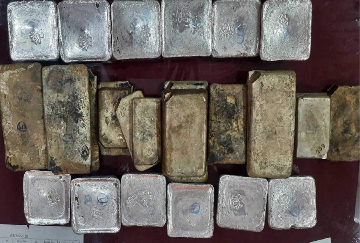 smuggling Two brothers  going to Maharashtra with 34 kg of silver in two bags GRP arrested at PDDU Nagar station