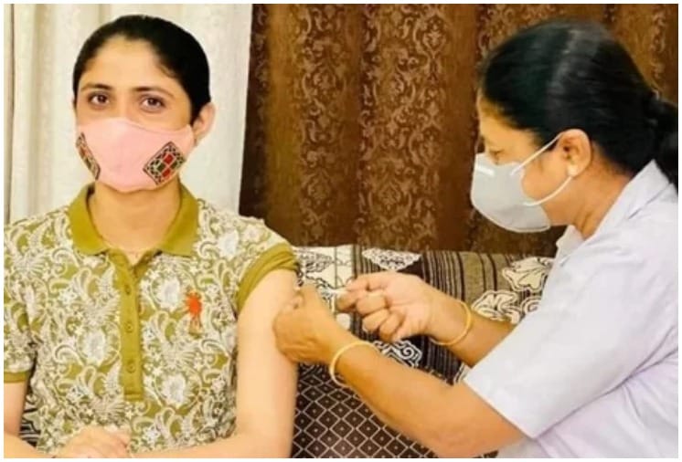 Gujarati Singer Geeta Rabari Received COVID 19 Jab at Home, action against healthcare staff