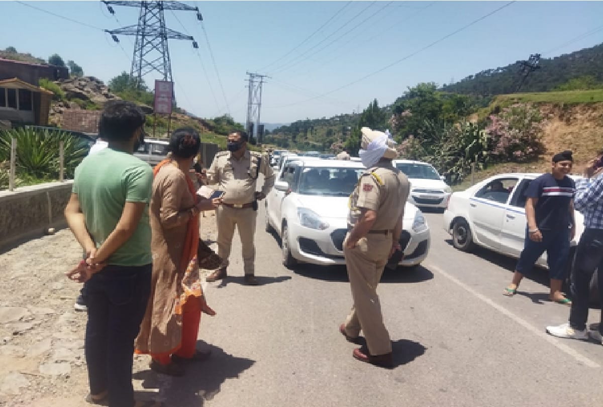 J&K: Tourist places buzzing with tourists on weekends, bookings in hotels full, people forced to spend the night in vehicles