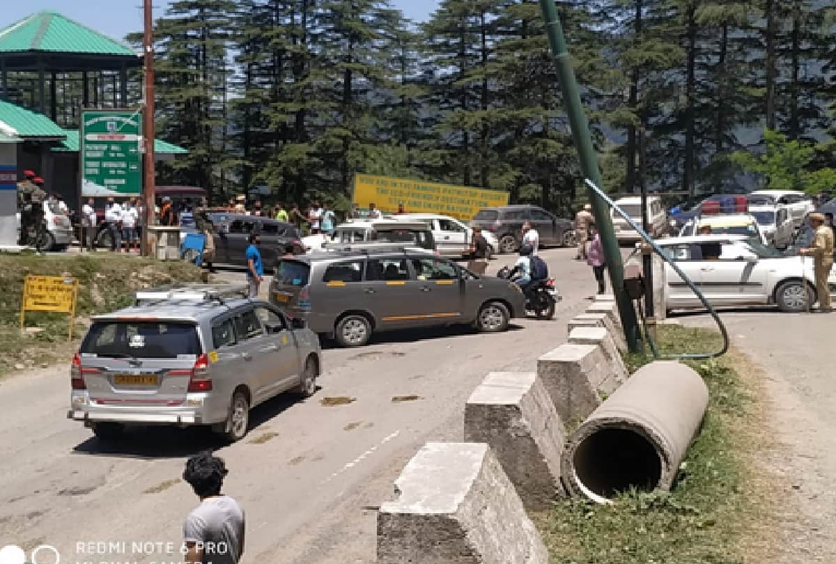 J&K: Tourist places buzzing with tourists on weekends, bookings in hotels full, people forced to spend the night in vehicles