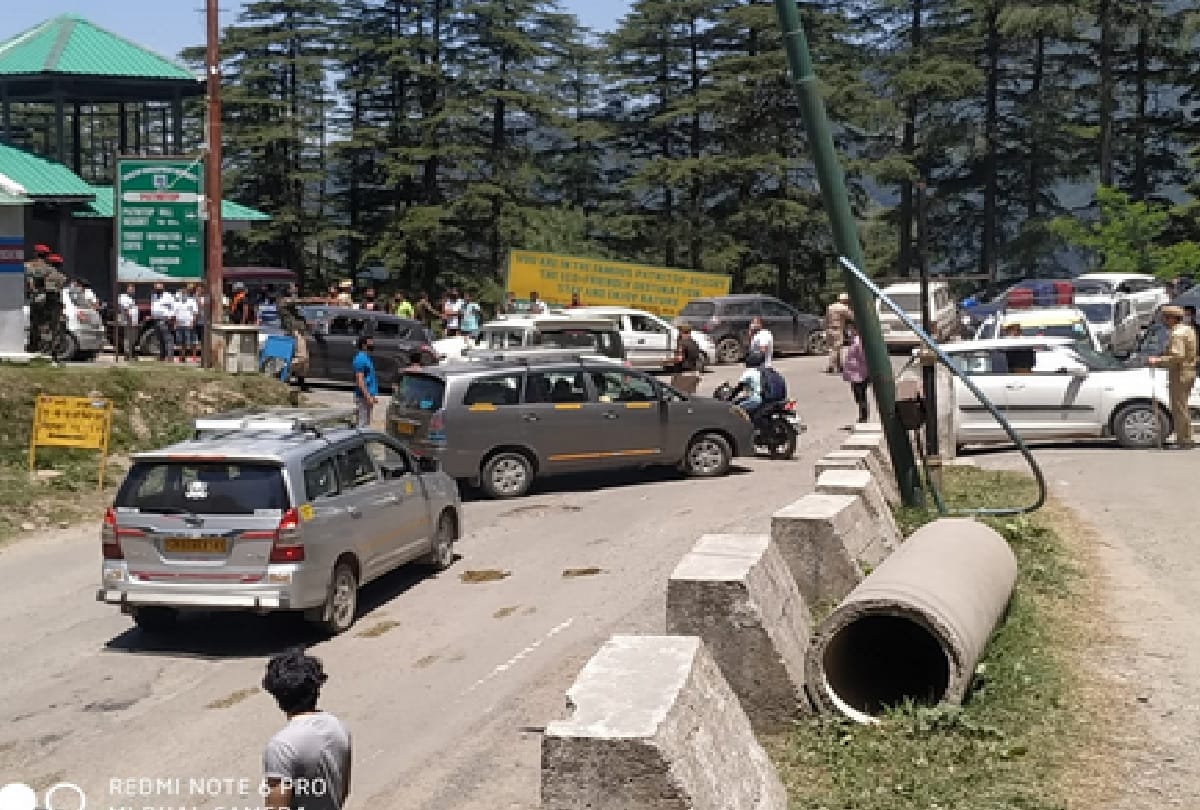 J&K: Tourist places buzzing with tourists on weekends, bookings in hotels full, people forced to spend the night in vehicles